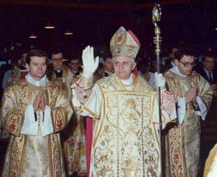 Кардинал Йозеф Ратцингер в сопровождении духовенства после совершения св. мессы по тридентскому обряду в семинарии Братства св. Петра в Виграцбаде (апрель 1990 г.)